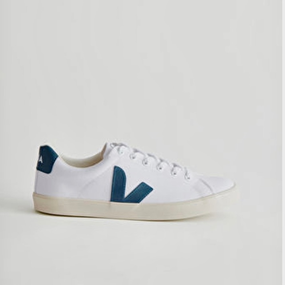SOLD ✨NEW IN BOX✨ Veja Esplar in White/Blue